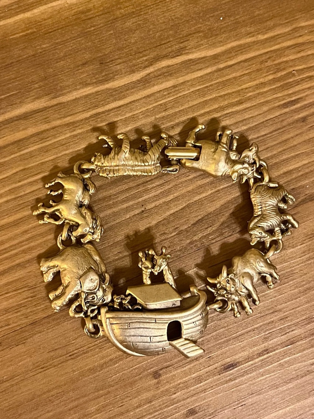AJC signed Noah’s Ark bracelet in gold tone with a fold over clasp 6 1/4” - Picture 6 of 12